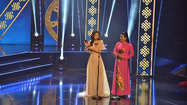 Trao giải nữ diễn chính phim điện ảnh xuất sắc cho Hoàng Yến Chibi (bên trái).