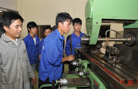 Lớp học thực hành nghề phay, tiện công nghiệp, Trường cao đẳng nghề Kỹ thuật Công nghiệp Việt Nam - Hàn Quốc, TP Vinh (Nghệ An).
