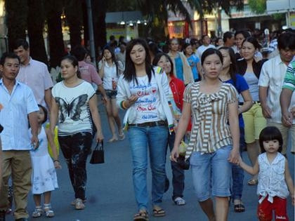 Sáng 2-9 trời đẹp, người dân nô nức đổ về các khu vui chơi, giải trí tại TP Hồ Chí Minh.                Ảnh: BẢO VY