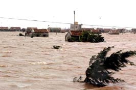 Vỡ đê, thị trấn Thịnh Long, Hải Hậu,<br>Nam Định bị chìm trong nước.