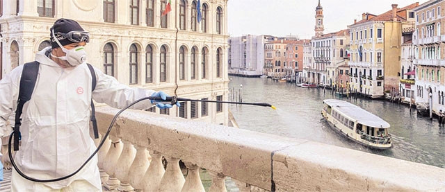 Phun thuốc khử trùng nơi công cộng ở Italia.