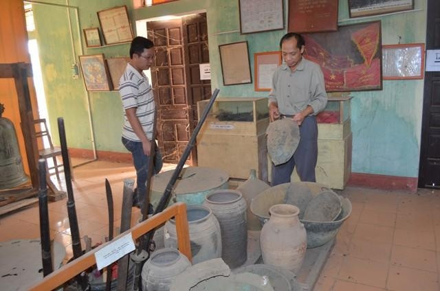 Những cổ vật đang nằm đắp chiếu tại phòng truyền thống của UBND xã Vĩnh Đồng huyện Kim Bôi (Hòa Bình) bị bụi bẩn, mạng n