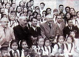 Bác Hồ thăm học sinh Việt Nam<br>tại Moritzburg.