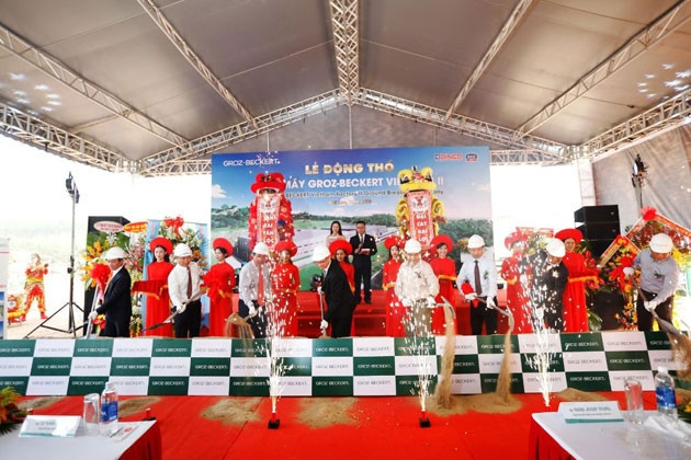 Các đại biểu tiến hành nghi thức động thổ.