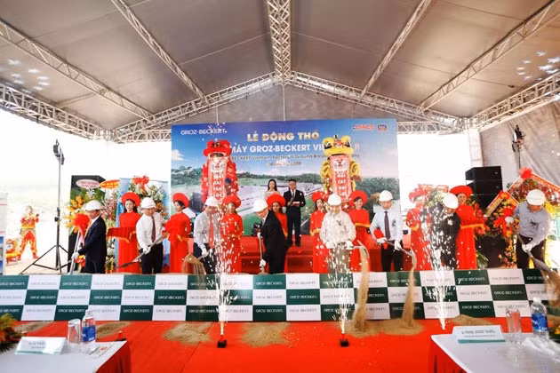 Các đại biểu tiến hành nghi thức động thổ.