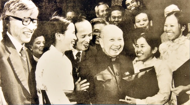 Tổng Bí thư Trường Chinh với các đại biểu dự Đại hội toàn quốc lần thứ VI của Đảng, năm 1986. Ảnh tư liệu
