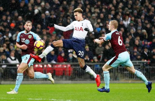 D. Alli (áo trắng, Tottenham) tranh chấp với các cầu thủ Burnley.