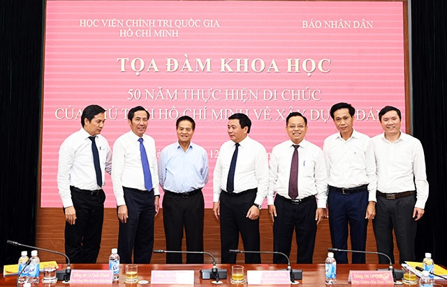 Các đại biểu trao đổi bên lề buổi tọa đàm. Ảnh: DUY LINH