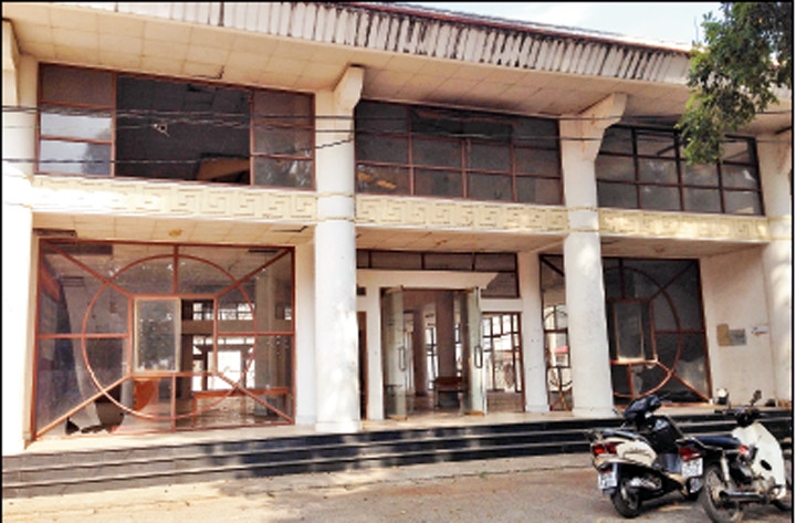 Cảnh hoang phế của công trình chợ Cổ Loa.