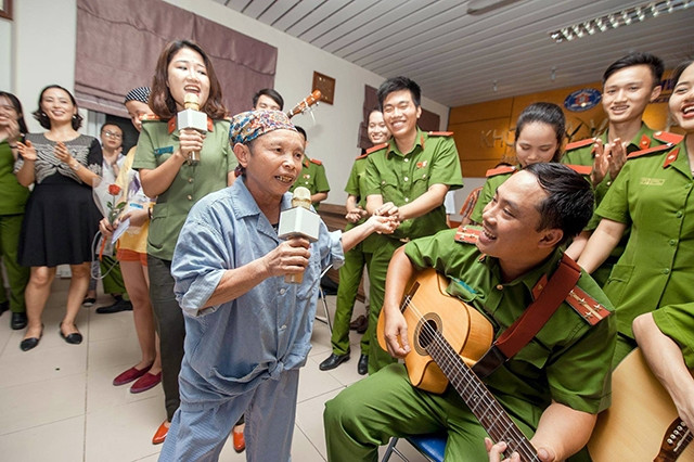 Ðại úy Trần Anh Tuấn hát cùng người bệnh.