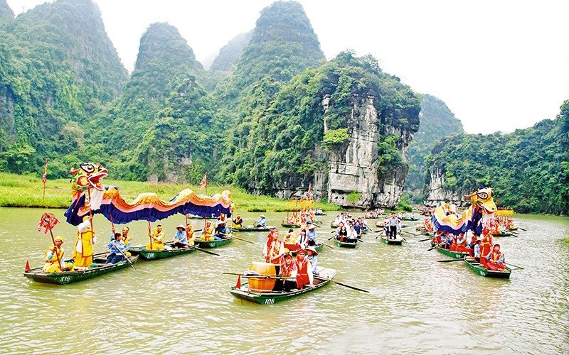Người dân miền di sản Tràng An (Ninh Bình) tưng bừng tổ chức lễ hội đầu xuân.