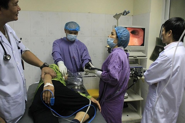 Các bác sĩ gắp dị vật cho bệnh nhân.