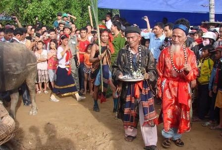 Các bô lão hành lễ quanh cây nêu trước lễ đâm trâu