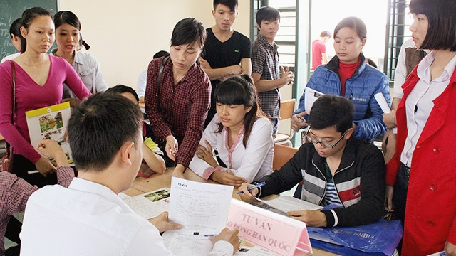 Để hạn chế tình trạng lao động bỏ trốn bất hợp pháp, cần siết lại quy định trong tuyển chọn. Ảnh: SONG ANH