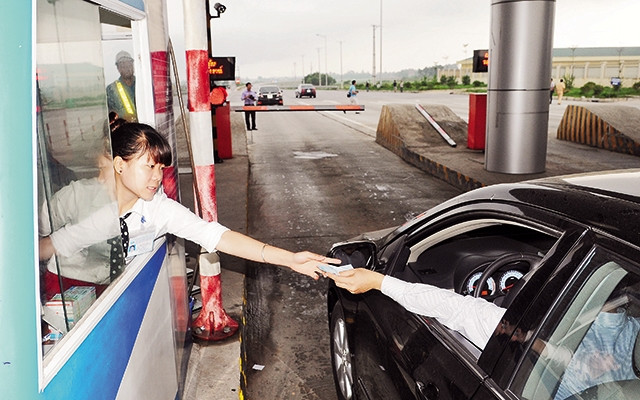 Thu phí phương tiện lưu thông trên cao tốc Hà Nội - Lào Cai. Ảnh: ĐỨC ANH