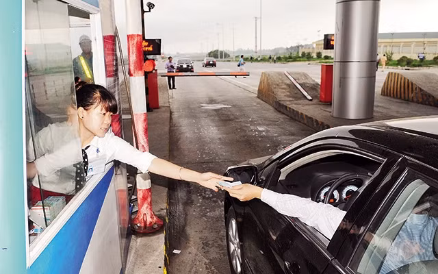 Thu phí phương tiện lưu thông trên cao tốc Hà Nội - Lào Cai. Ảnh: ĐỨC ANH