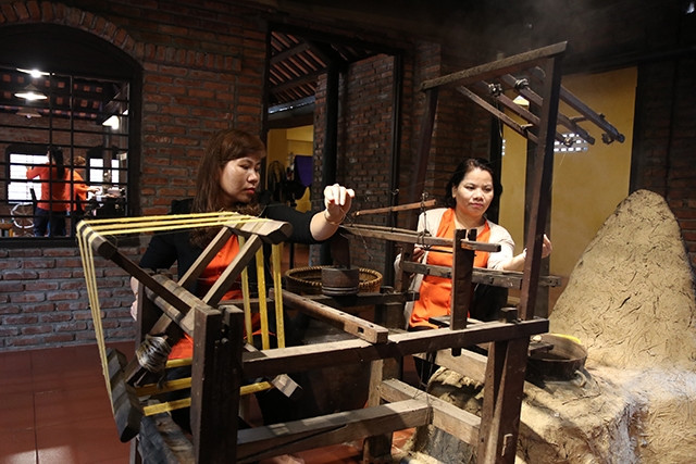 Làng lụa Hội An khôi phục nghề dâu tằm gắn với thu hút khách du lịch.