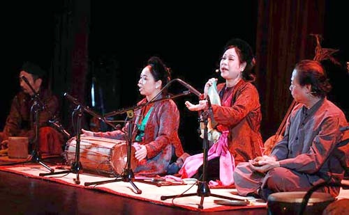 Các nghệ sĩ dòng nhạc cổ truyền Việt Nam biểu diễn trong chương trình Tiếng trúc tiếng tơ.