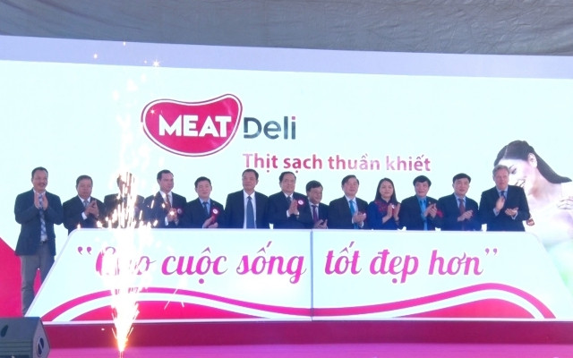 Các đại biểu bấm nút khánh thành nhà máy.