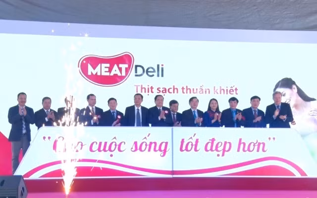 Các đại biểu bấm nút khánh thành nhà máy.