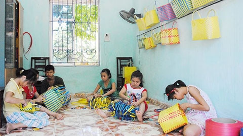 Trẻ khuyết tật học nghề tại Trung tâm Phục hồi chức năng trẻ tàn tật Thụy An (Ảnh: FB thuyancentre).