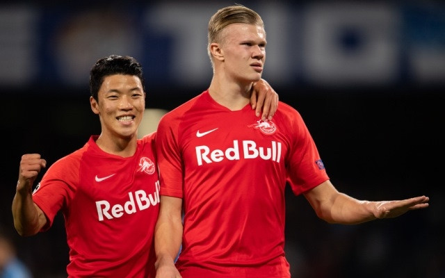 Erling Haaland (phải) ăn mừng bàn thắng mở tỷ số với người đồng đội Hwang Hee-chan trong trận đấu với Napoli tại Stadio San Paolo sáng 6-11. (Ảnh: UEFA)