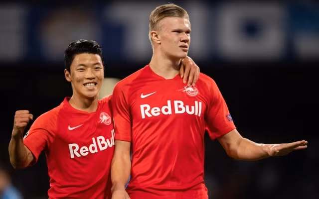 Erling Haaland (phải) ăn mừng bàn thắng mở tỷ số với người đồng đội Hwang Hee-chan trong trận đấu với Napoli tại Stadio San Paolo sáng 6-11. (Ảnh: UEFA)