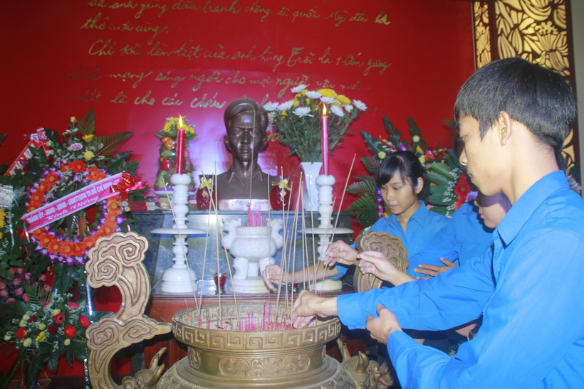 Đoàn viên Thanh niên thắp hương tại Nhà Lưu niệm AHLS Nguyễn Văn Trỗi tại Quảng Nam.