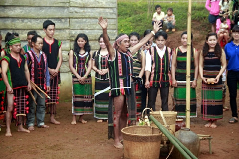 Già làng làm lễ cúng mưa đầu mùa của dân tộc M'Nông.