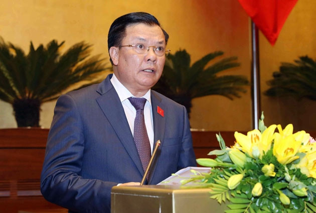 Bộ trưởng Đinh Tiến Dũng đọc báo cáo về ngân sách nhà nước.