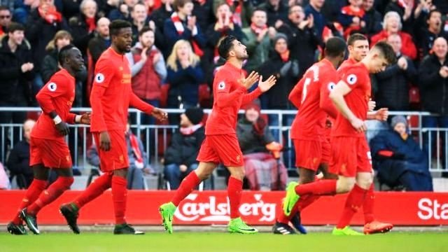Các cầu thủ Liverpool thắng chật vật Burnley 2-1.