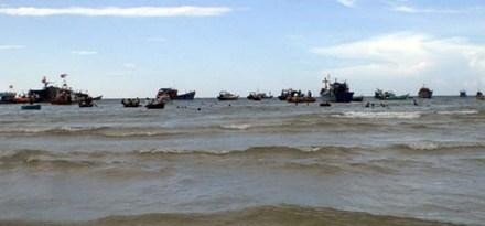 Người dân khai thác cổ vật nơi tàu cổ chìm ngoài khơi.