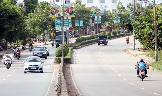 Tây Ninh đang hợp tác với các địa phương lân cận để hoàn thành hệ thống hạ tầng giao thông. Trong ảnh: Tuyến đường huyết mạch nối Tây Ninh và TP Hồ Chí Minh.