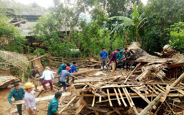 Lực lượng chức năng hỗ trợ người dân bản Pao 2, xã Quang Phong, huyện Quế Phong (Nghệ An) khắc phục hậu quả lốc xoáy. Ảnh: NGỌC TĂNG