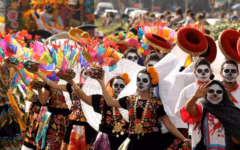 Lễ diễu hành tại Mexico City trong "Ngày của người chết" năm 2018. (Ảnh: Getty)