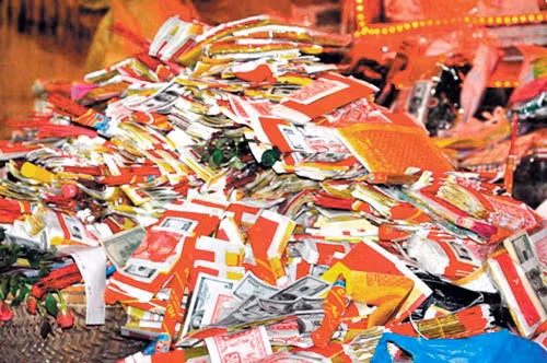 Tục lệ đốt vàng mã không dễ thay đổi. Ảnh: internet.