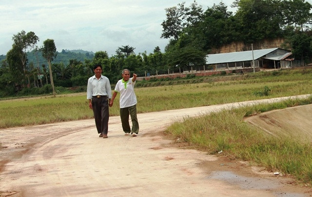 Đoạn đường do CCB Khúc Tiến Long ở thôn Liên Kết 2, xã Buôn Tría, huyện Lắc hiến đất làm đường tạo điều kiện thuận lợi cho người dân địa phương đi lại.