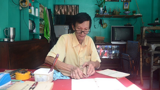 Ông Rạng cần mẫn với công việc hồi sinh những cuốn sách.