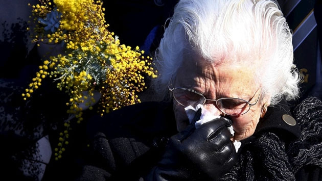 Người thân của một nạn nhân người Australia đau buồn tại lễ tưởng niệm các nạn nhân trong vụ máy bay MH17 bị rơi, được tổ chức tại Thủ đô Canberra, Australia, ngày 17-7-2015. (Ảnh: Reuters)