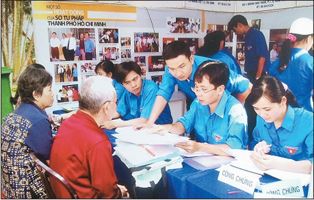 Đoàn viên, thanh niên Khối Dân - Chính - Đảng thành phố tư vấn pháp luật cho người dân huyện Nhà Bè.