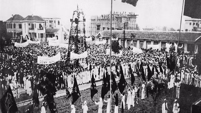 Công nhân và nhân dân Việt Nam mít-tinh kỷ niệm Quốc tế Lao động 1-5-1938 tại nhà Đấu xảo Hà Nội. Ảnh tư liệu