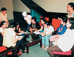 Nạn nhân vụ vỡ hụi đang trình bày vụ việc.