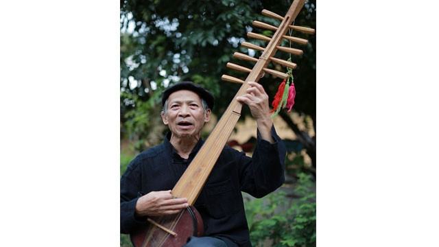 Nghệ nhân Dương Thục bên cây đàn Tính 12 dây.