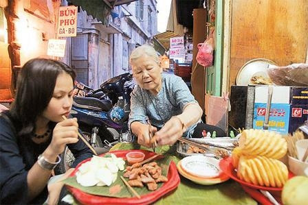 Gánh hàng rong dọc vỉa hè gây nhiều tranh cãi trong nhiều năm qua. Ảnh: ATĐ