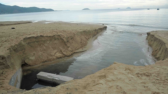 Nước thải lấn nước biển ở Nha Trang