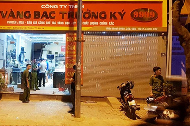 Hiện trường xảy ra vụ cướp tiệm vàng.