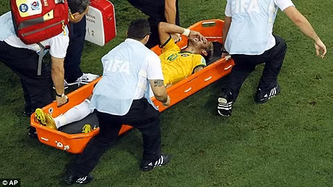 Lực lượng y tế đã phải đưa Neymar rời sân trên cáng cứu thương sau pha va chạm. (ảnh: AP)