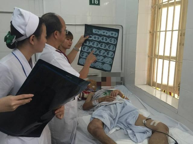 PGS.TS Đỗ Duy Cường thăm khám cho bệnh nhân whitmore.