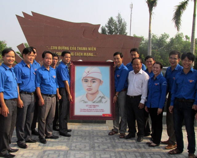 Đoàn cán bộ Tỉnh đoàn Yên Bái dâng hương và trao tặng Ban quản lý Khu lưu niệm Lý Tự Trọng bức chân dung đồng chí Lý Tự Trọng làm bằng đá quý.