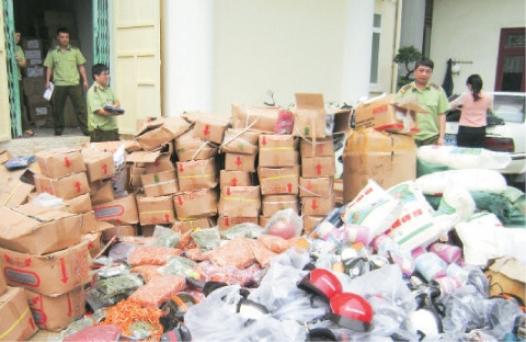 Lực lượng Quản lý thị trường tỉnh Thanh Hóa thu giữ, xử lý số lượng lớn hàng giả, hàng nhái tại thị trường nông thôn.